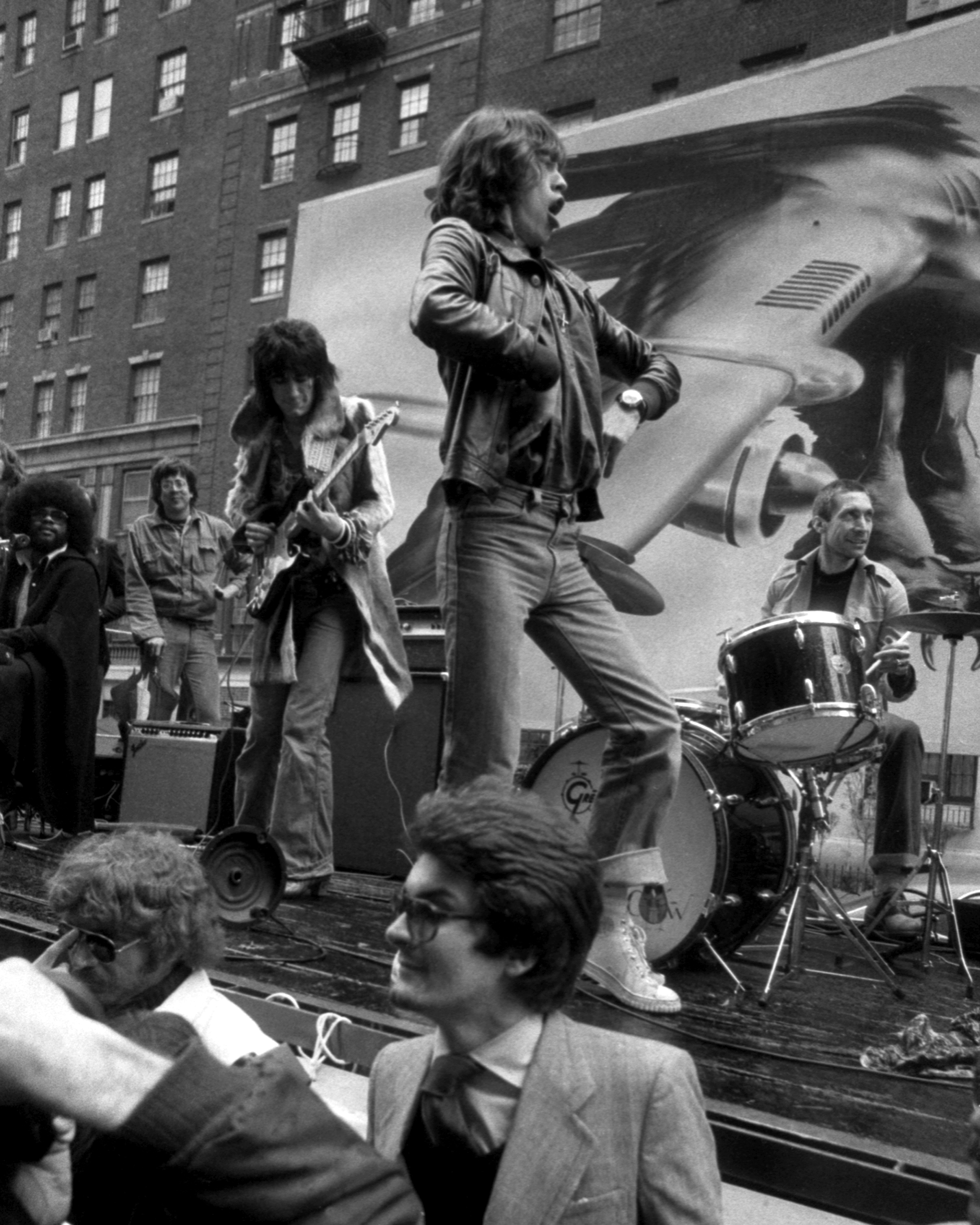 Rolling Stones photographed outside Fifth Avenue Hotel on May 1, 1975. | Source: Getty Images