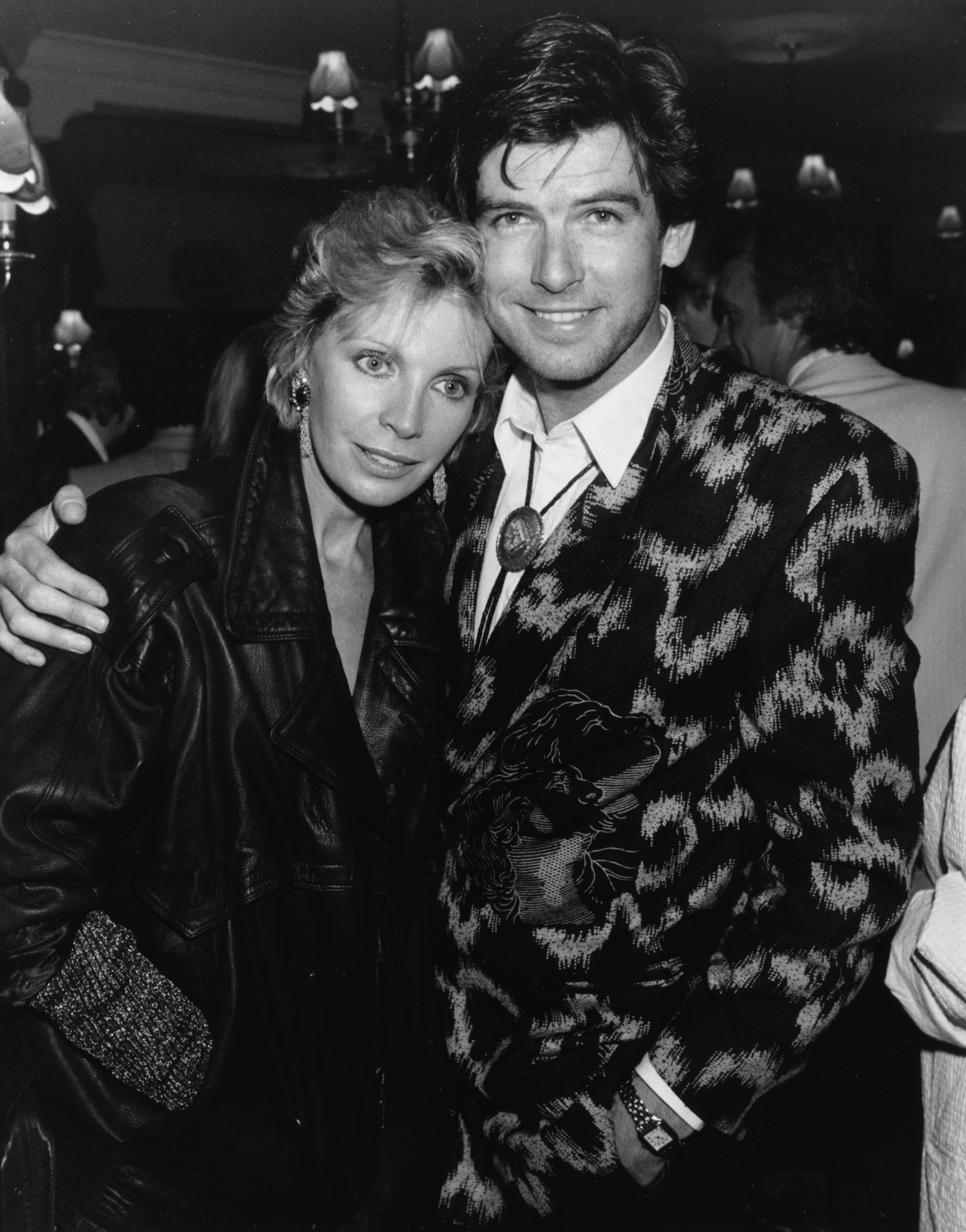 Pierce Brosnan und Cassandra Harris in London 1989. | Quelle: Getty Images 