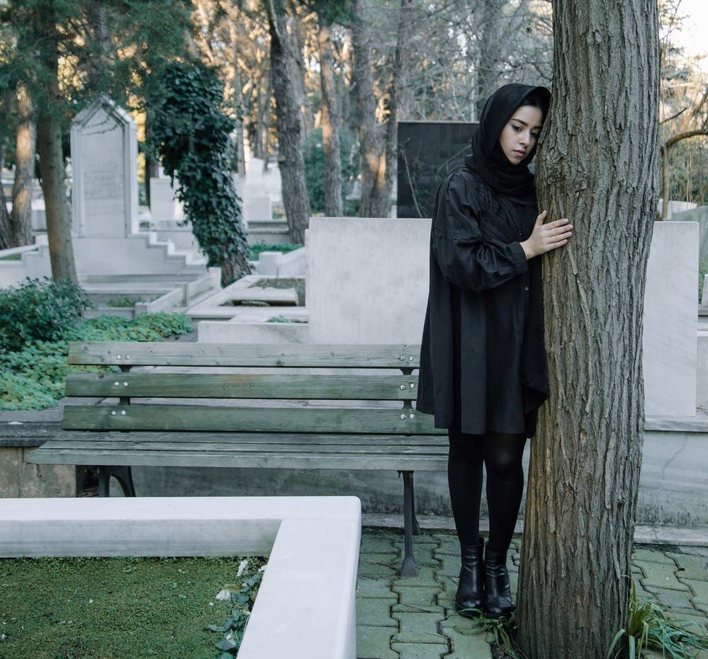 Sad woman in a cemetery | Source: Pexels