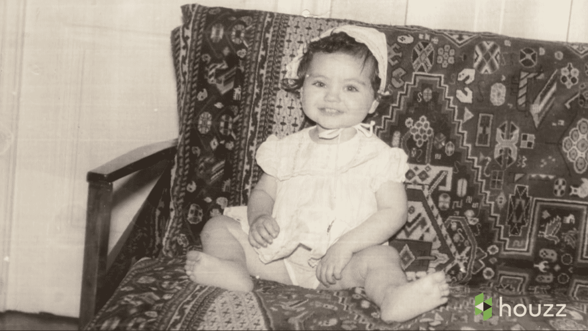 Mila Kunis en tant que bébé | Source : YouTube/@HouzzTV