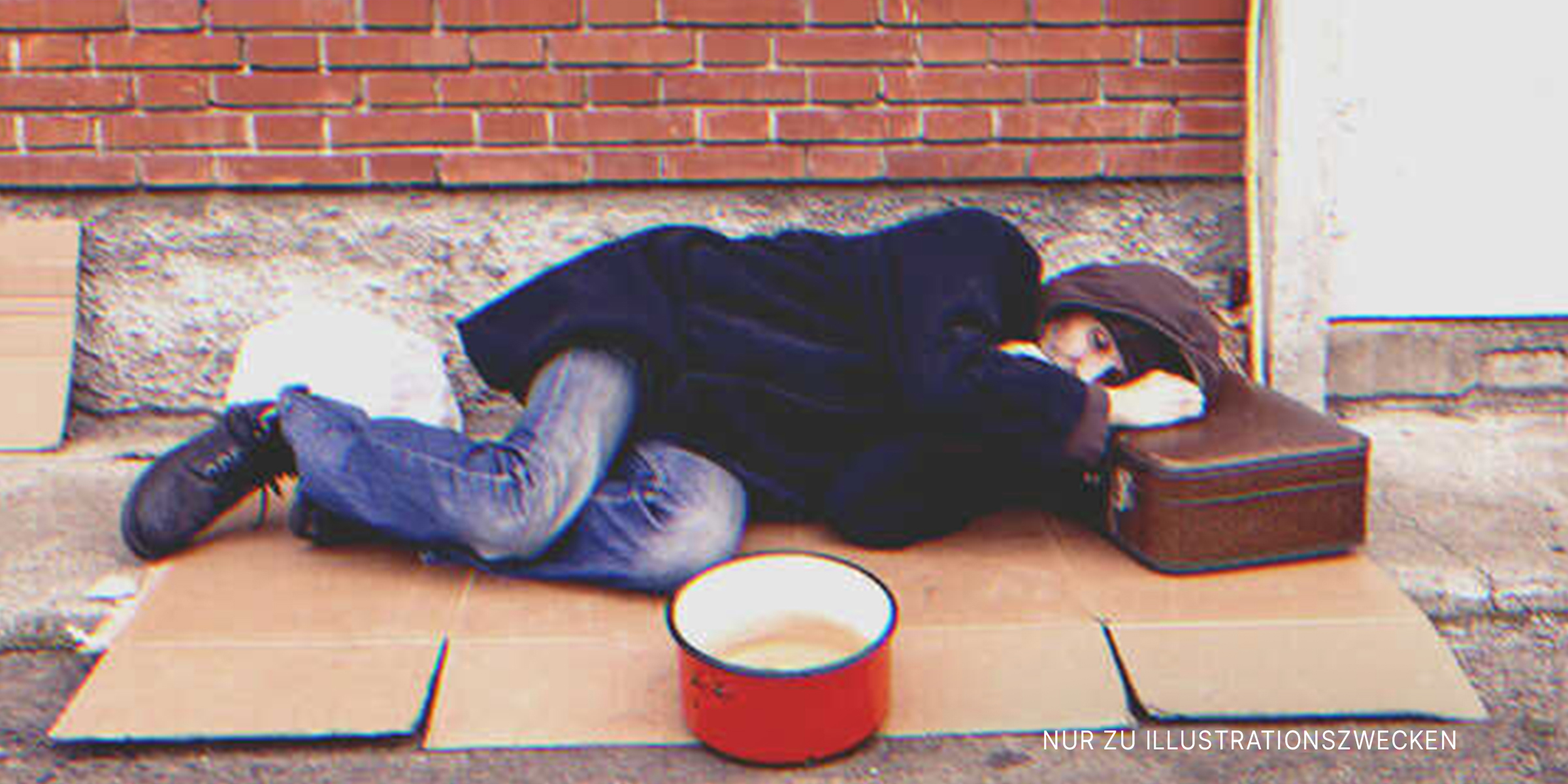Ein obdachloser Mann schläft auf der Straße. | Quelle: Shutterstock