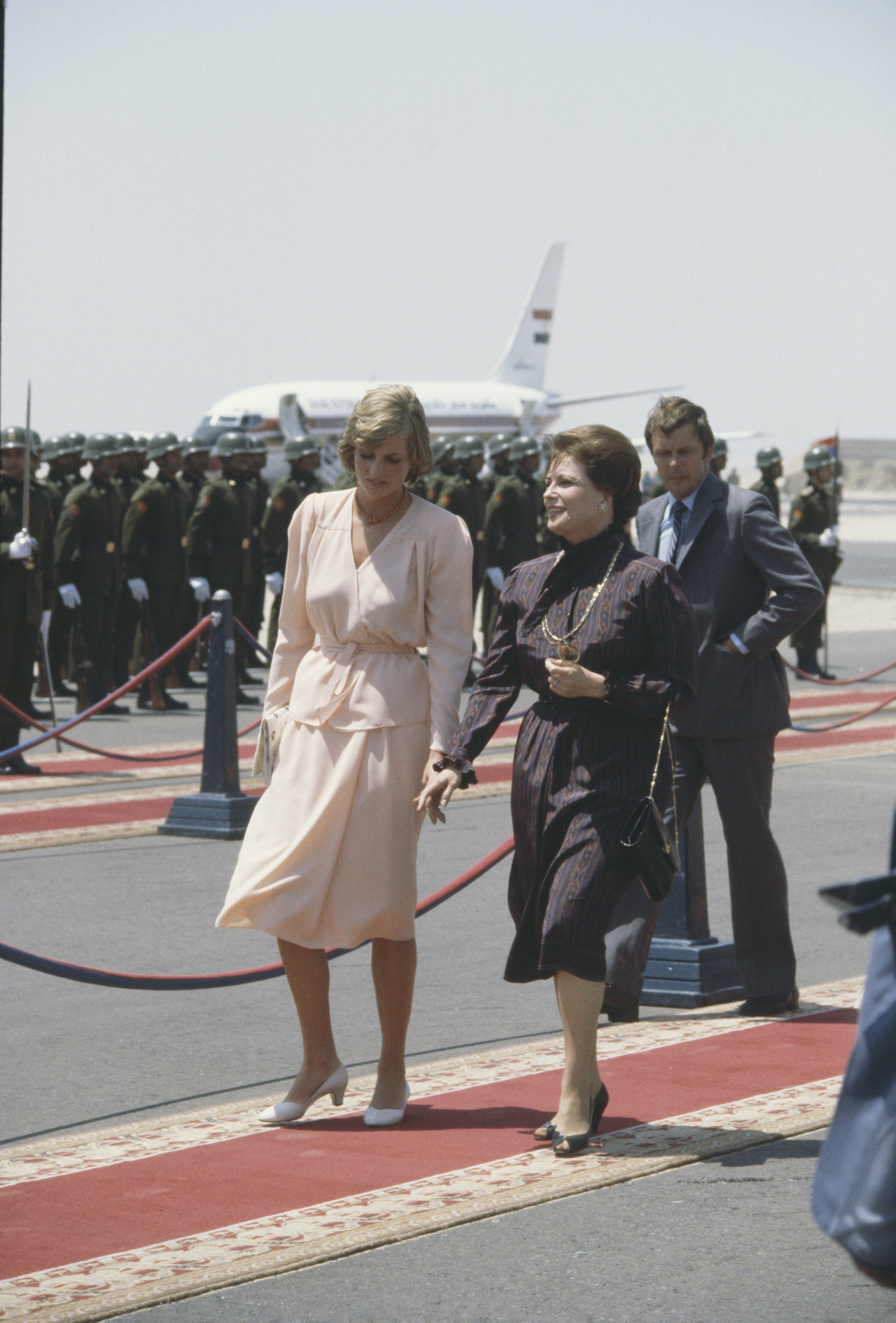 Die Prinzessin von Wales, Diana, mit Jehan Sadat, der Ehefrau des ägyptischen Präsidenten, am 15. August 1981 auf dem internationalen Flughafen von Hurghada. | Quelle: Getty Images