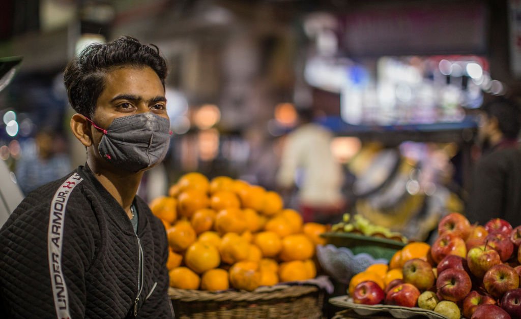 Un vendedor de frutas con máscara protectora vende frutas en su carro en medio de nuevos temores de coronavirus el 14 de marzo de 2020 en Nueva Delhi, India. | Foto: Getty Images
