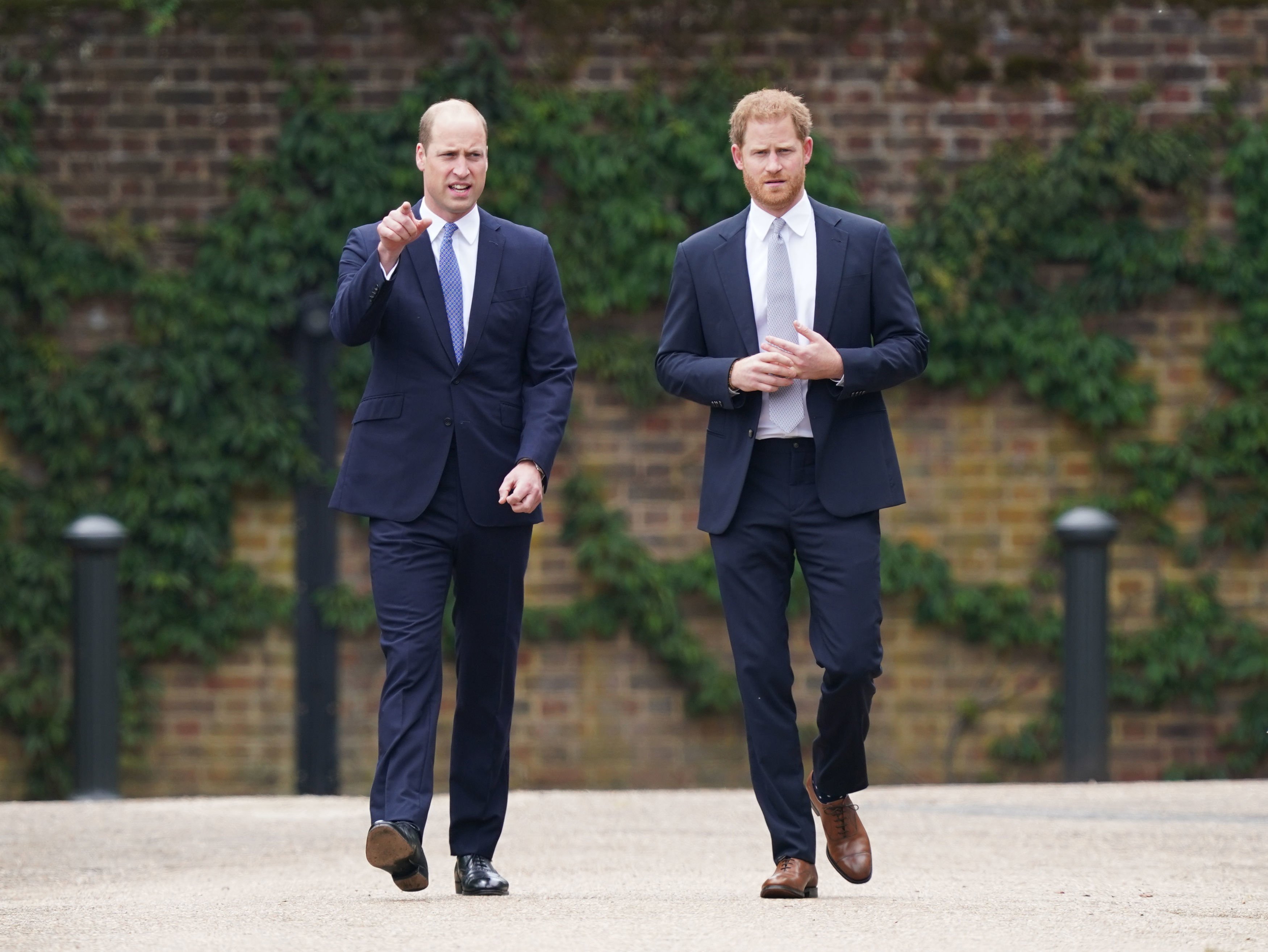 El príncipe William y el príncipe Harry en la inauguración de una estatua de la princesa Diana en el jardín hundido del Palacio de Kensington, el 1 de julio de 2021, en Londres, Inglaterra. | Foto: Getty Images