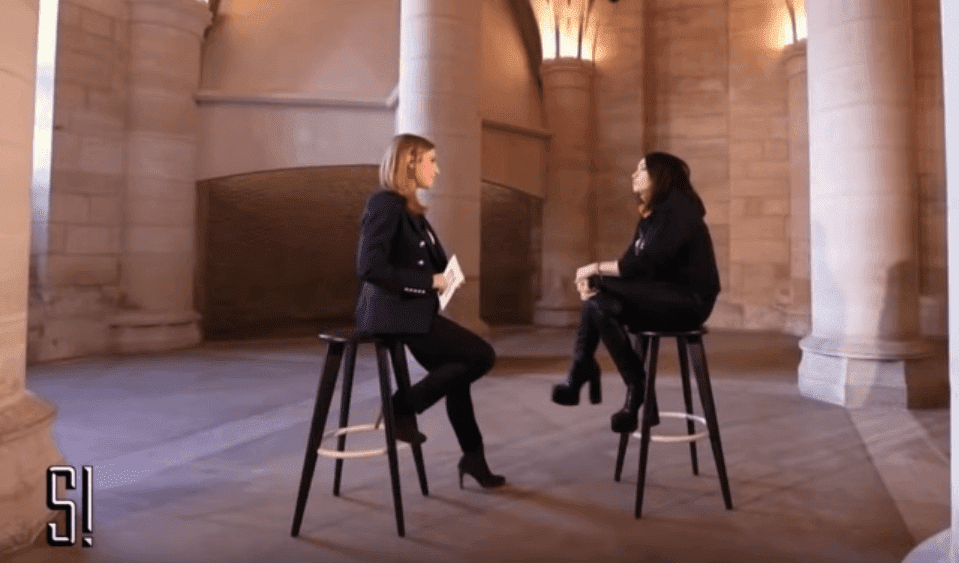 Léa Salamé interrogeant Béatrice Dalle. | Youtube/Stupéfiant ! Léa Salamé interrogeant Béatrice Dalle. | Youtube/Stupéfiant !