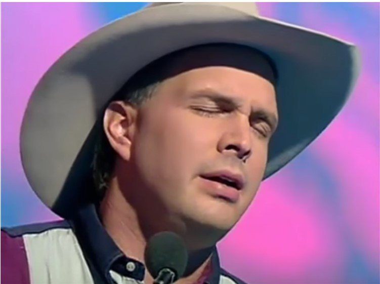 Garth Brooks's emotional performance of "If Tomorrow Never Comes" during a press stop in Scotland | Photo: Twitter/FanzForever