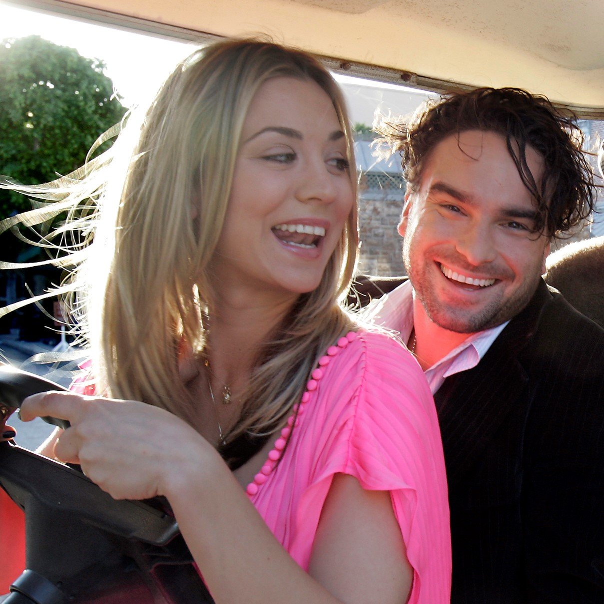  Kaley Cuoco and Johnny Galecki in Burbank, California in 2009. | Source: Getty Images