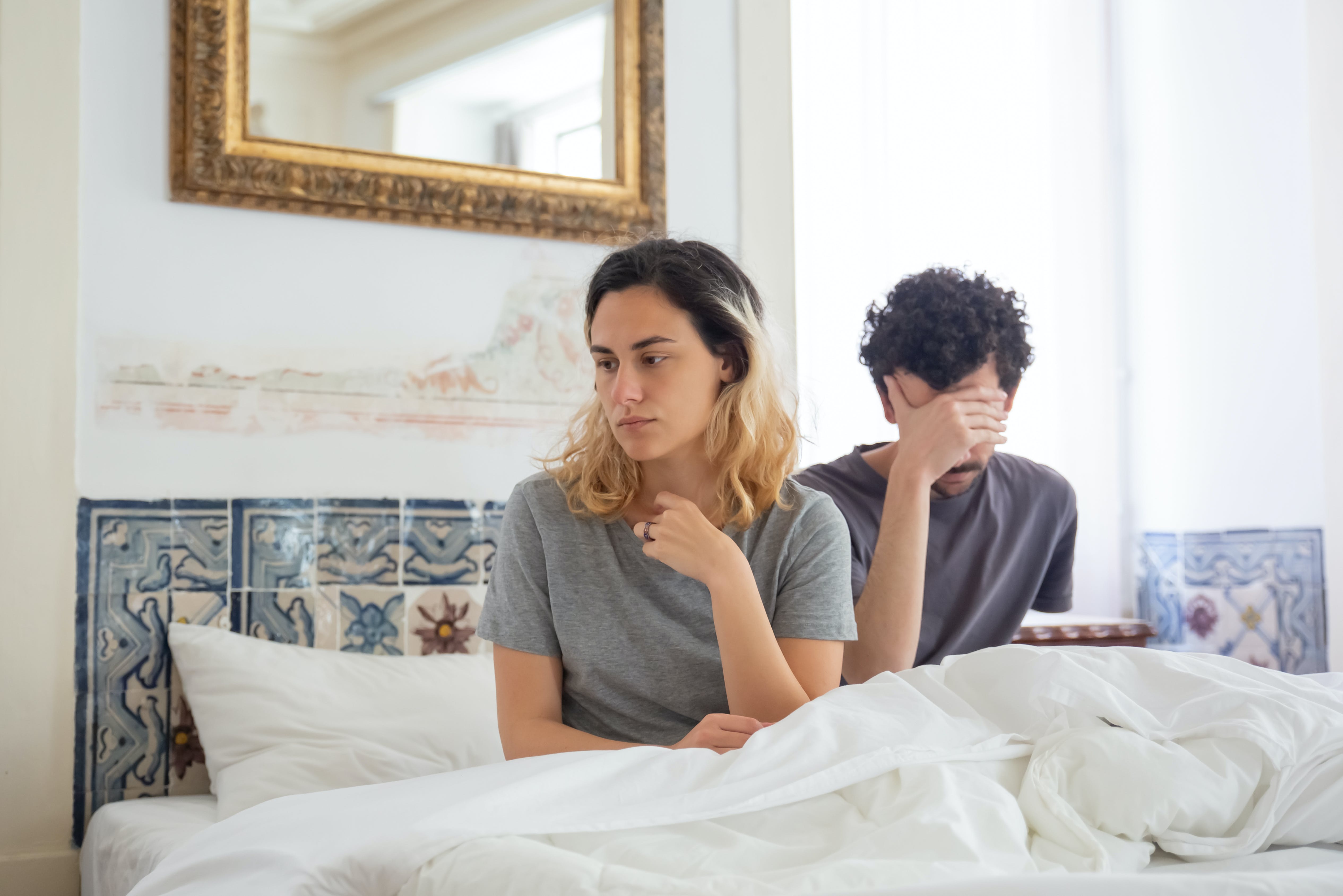 A couple arguing while sitting in bed | Source: Pexels