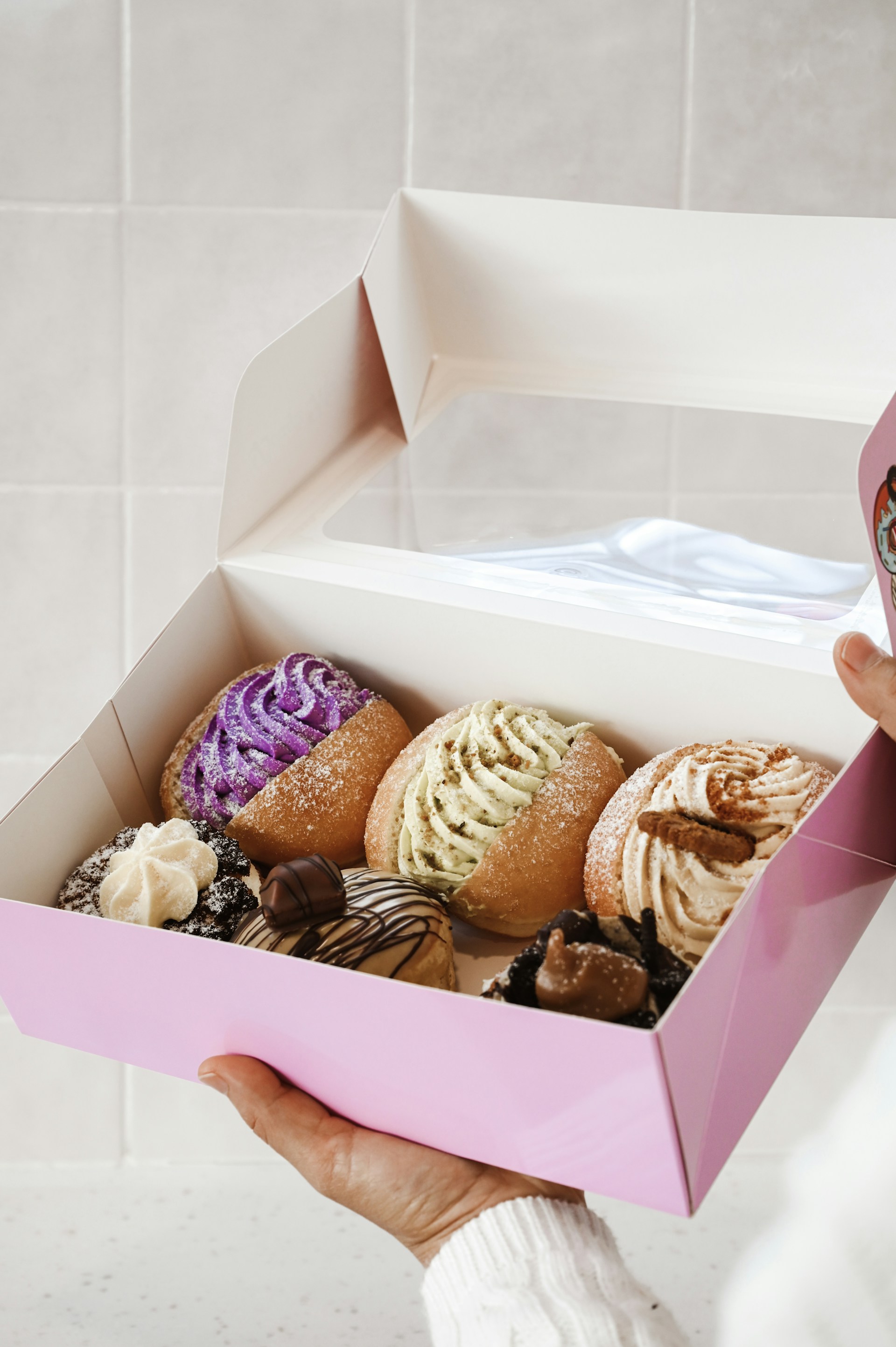 A person holding a box of sweet treats | Source: Unsplash