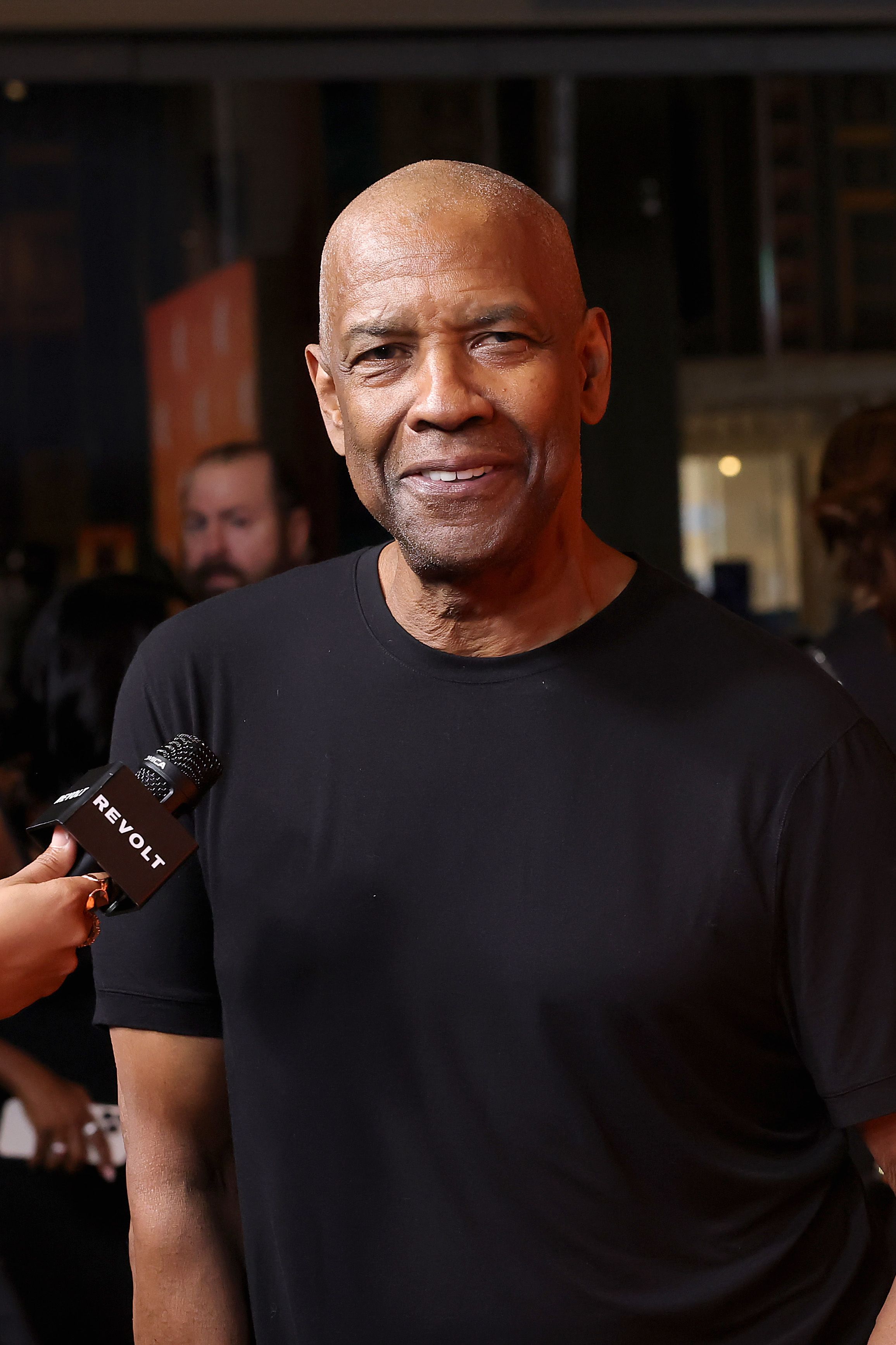 At the "Highest 2 Lowest" special screening in L.A., Denzel Washington debuts a nearly bald head. Wearing a simple black tee, the actor's clean look underscores his effortless presence and the quiet power he continues to carry onscreen.
