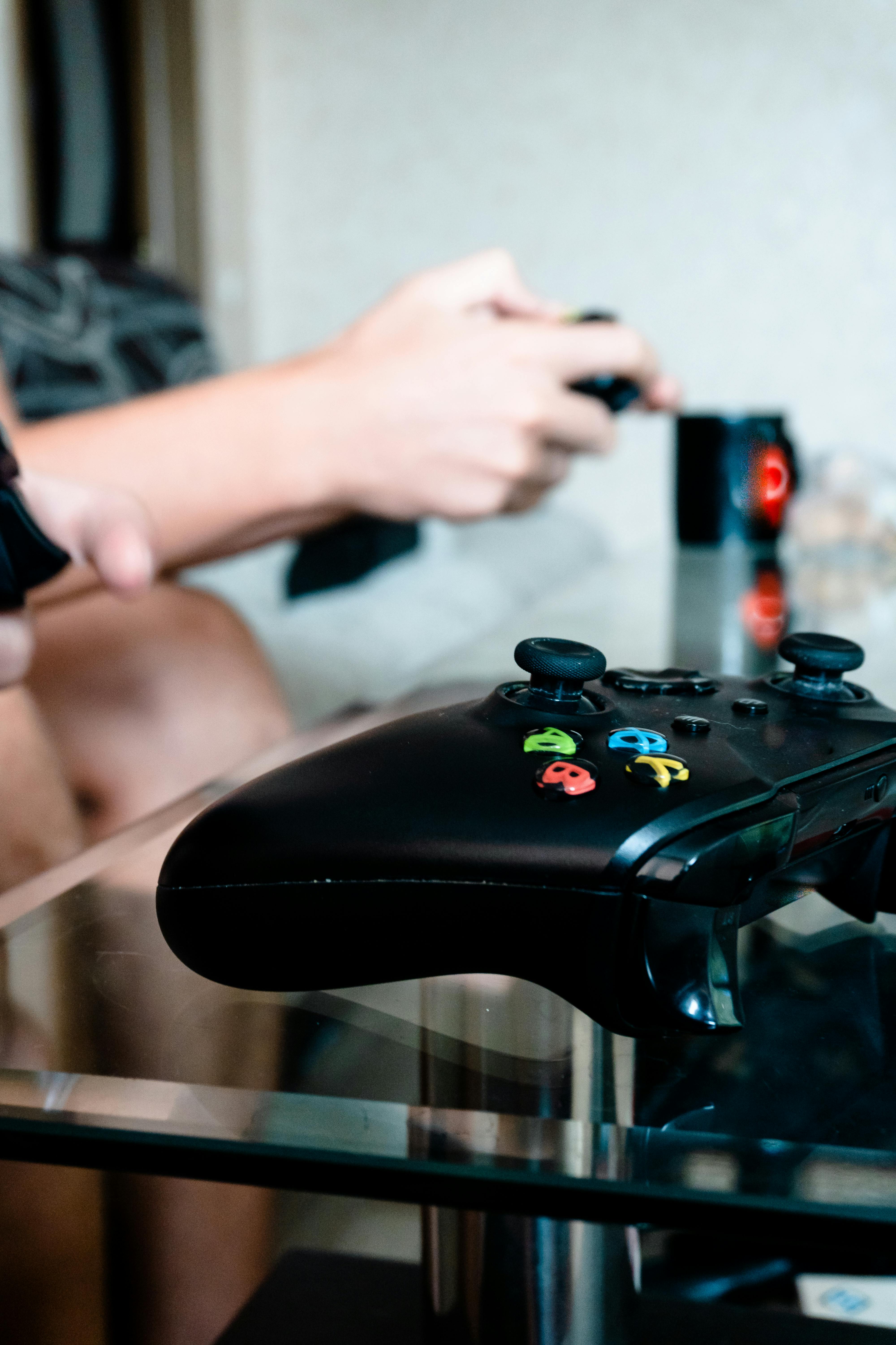 A Xbox controller on the table. | Source: Pexels