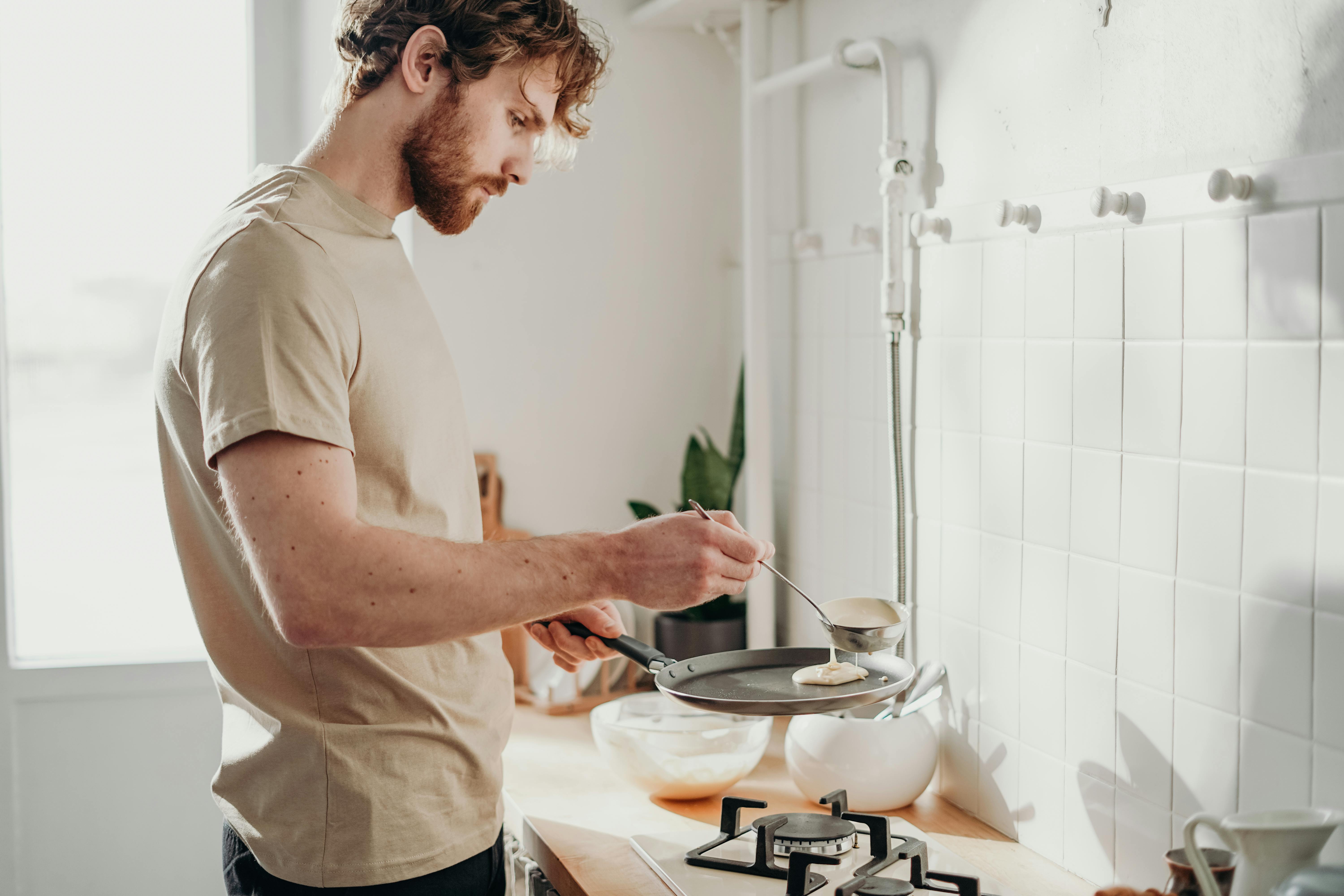 A man preparing pancakes | Source: Pexels