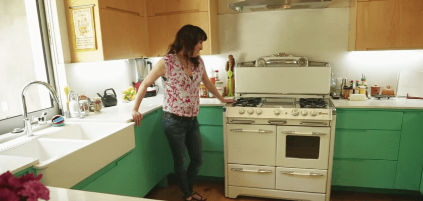 A look inside "House Hunters" narrator Andromeda Dunker's cozy home with her 1943 Vintage oven | Photo: YouTube/HGTV