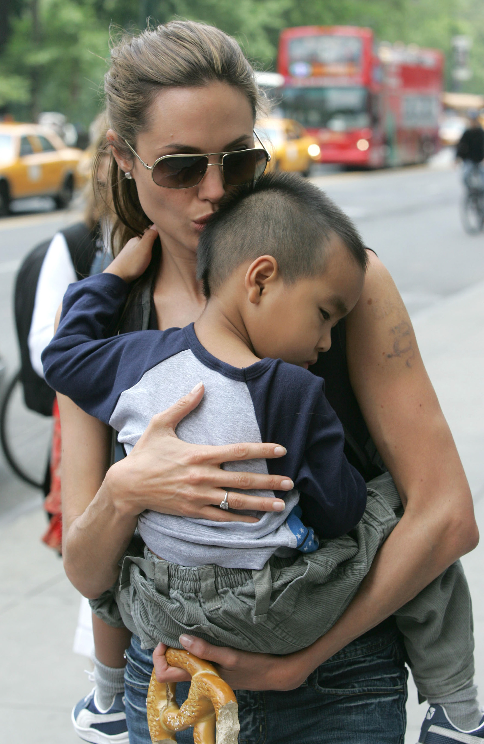 Angelina Jolie y Maddox Chivan Jolie-Pit vistos en Nueva York, 2005 | Foto: Getty Images