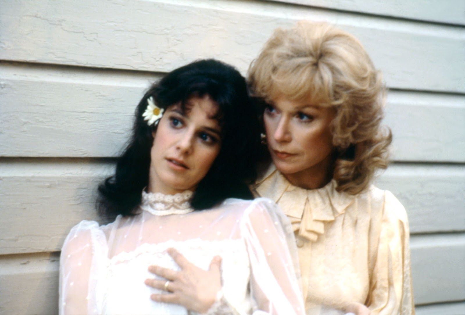 The American actress and Shirley MacLaine on the set of "Terms of Endearment" in 1983. | Source: Getty Images