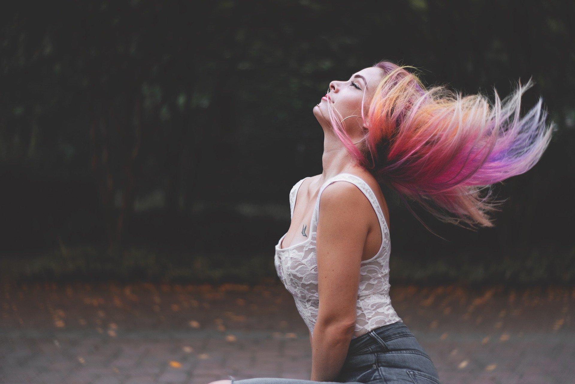 Une femme aux cheveux colorés. | Photo : Pixabay