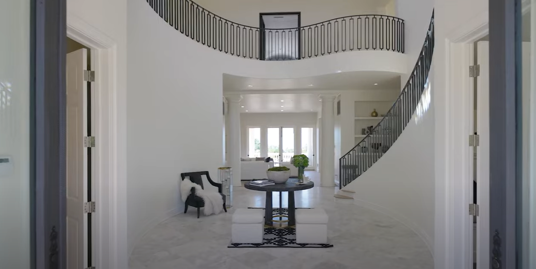 The inside of Cameron Diaz's Montecito, California home on April 14, 2022 | Source: YouTube/Cristal Clarke