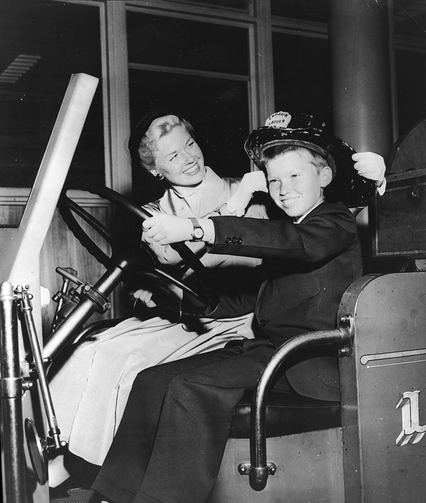 Doris Day and her son, Terry, in a fire truck in Cincinnati in 1953 | Photo: Getty Images