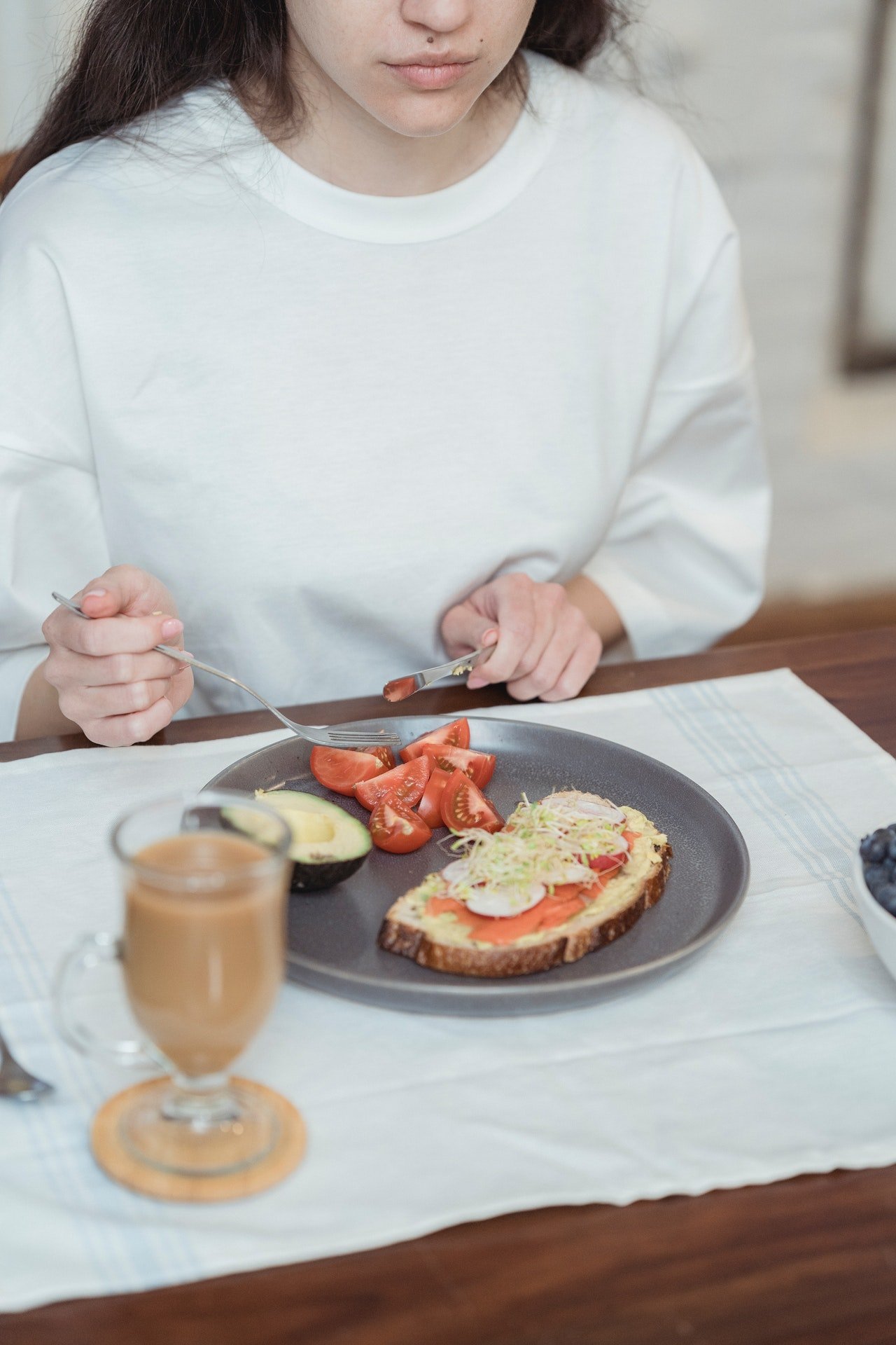 While Megan made herself lunch, she couldn't get the note out of her mind. | Source: Pexels