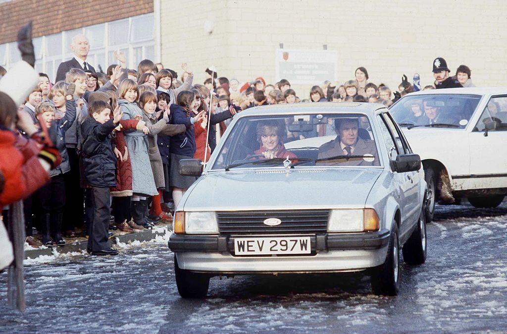 Prinzessin Diana in ihrem Ford Escort Ghia Saloon. | Quelle: Getty Images