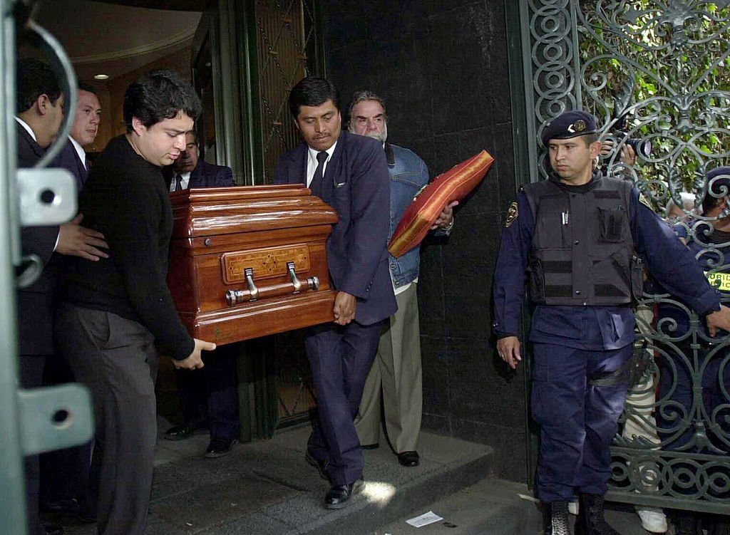 Hombres cargando el ataúd que contiene el cuerpo de María Félix, quien murió a los 88 años el 8 de abril de 2002 en la Ciudad de México. | Foto: Getty Images