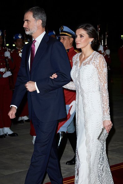 El rey Felipe VI de España y la reina Letizia de España asisten a una cena de gala en el Palacio Real el 13 de febrero de 2019 en Rabat, Marruecos. Fuente: Getty Images El rey Felipe VI de España y la reina Letizia de España asisten a una cena de gala en el Palacio Real el 13 de febrero de 2019 en Rabat, Marruecos. Fuente: Getty Images
