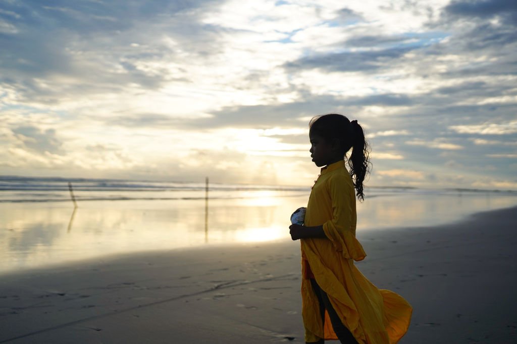 Une petite fille qui regarde l'horizon.| Photo : Getty images