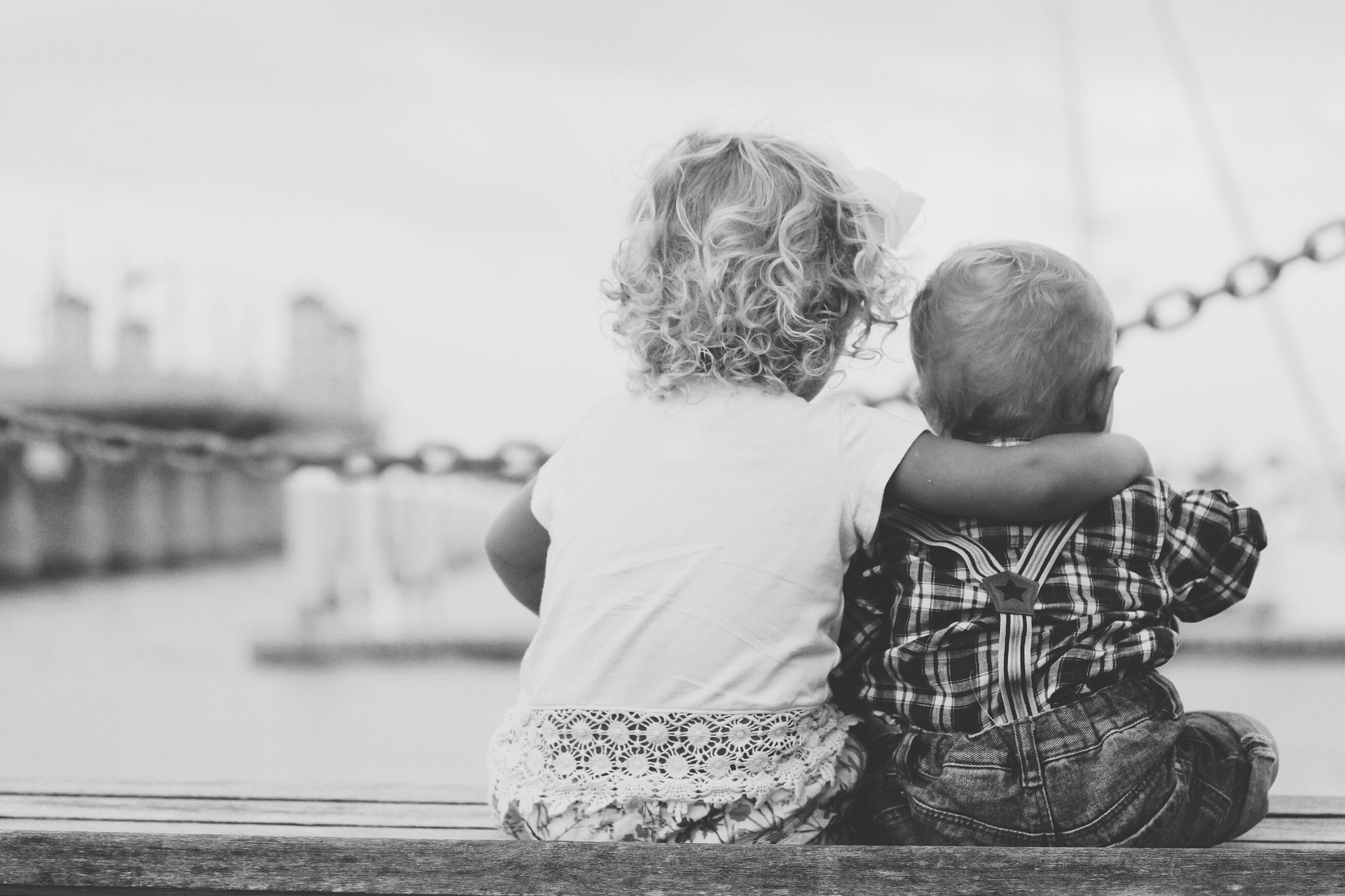 Une sœur et un frère. | Photo : Pixabay