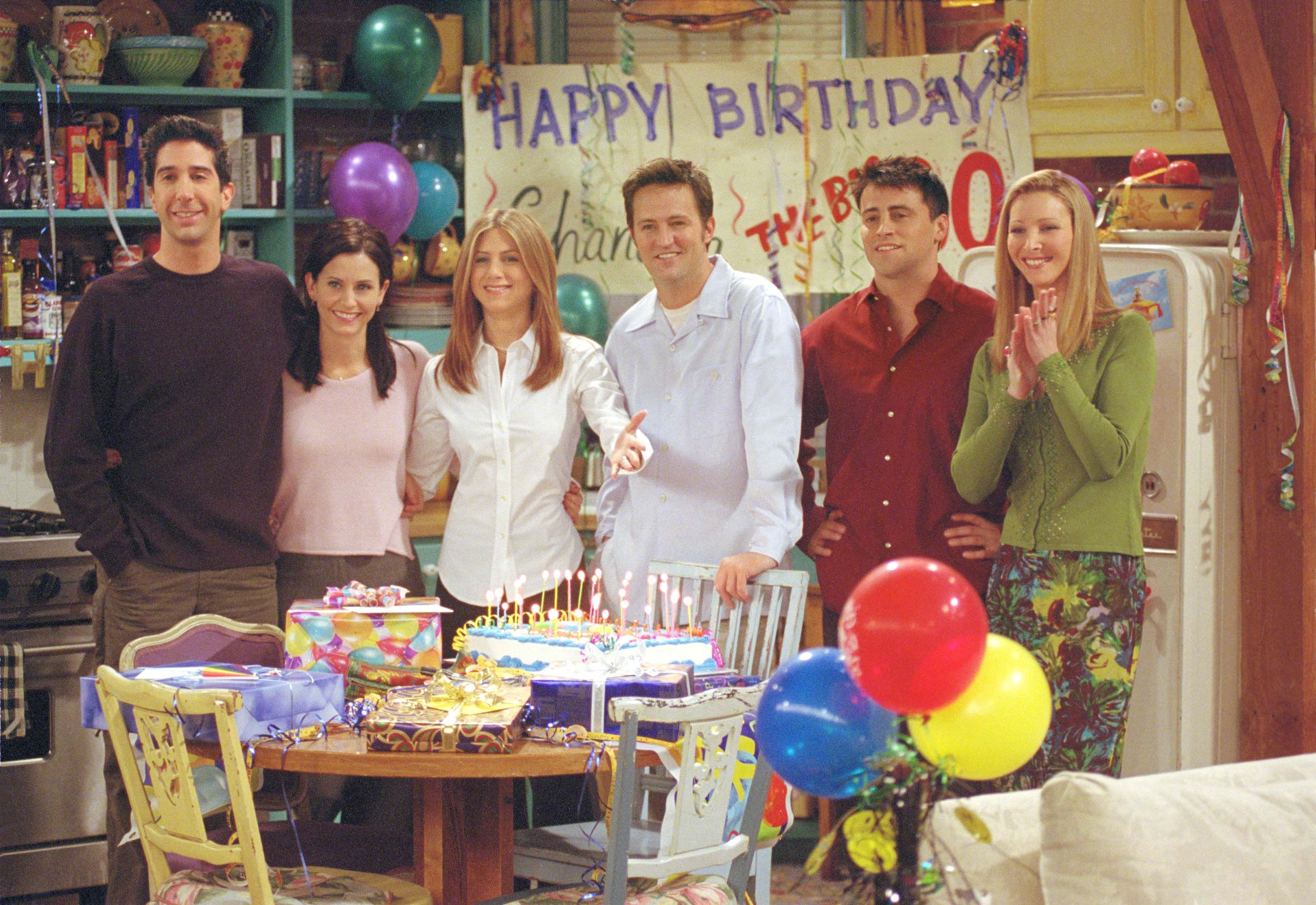 David Schwimmer, Courteney Cox, Jennifer Aniston, Matthew Perry, Matt LeBlanc, and Lisa Kudrow during a "Friends" episode. | Source: Getty Images