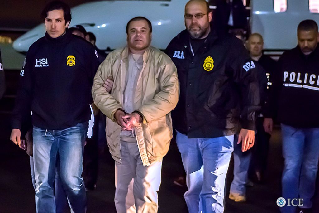 "El Chapo" escorted by DEA agents. l Image: Getty Images.
