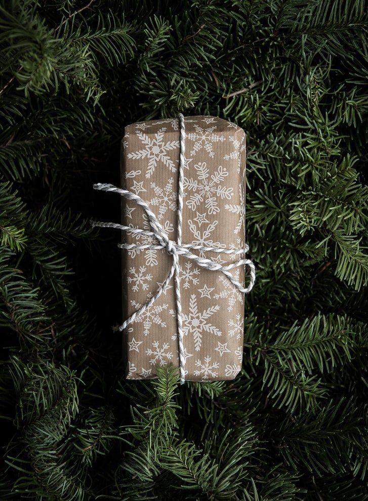 Un regalo cerca de un árbol de Navidad. | Foto: Pexels
