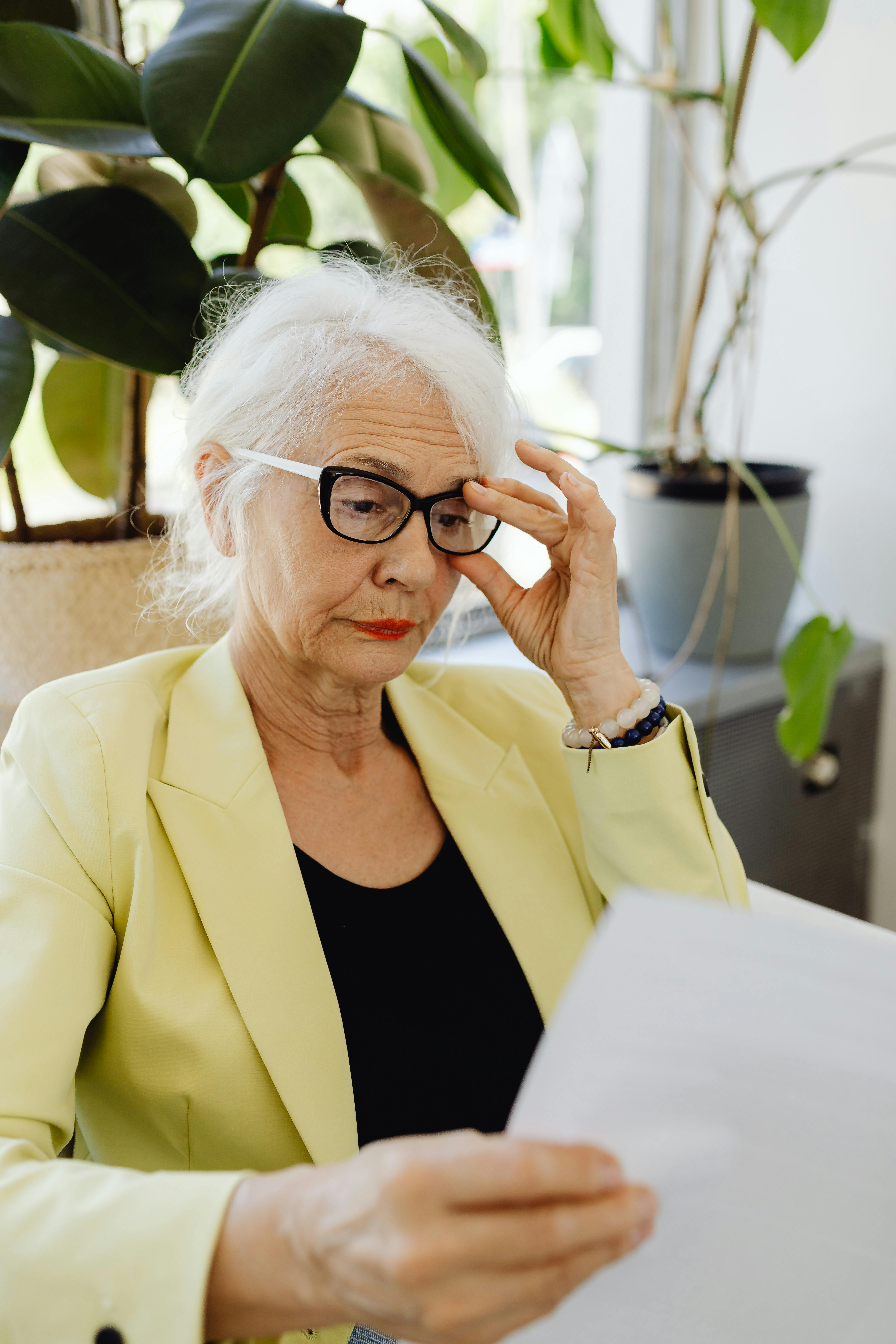 A woman reading a letter | Source: Pexels