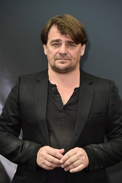 Thierry Godard pose lors d'un appel photo pour la série télévisée'Engrenages'. | Photo : GettyImage