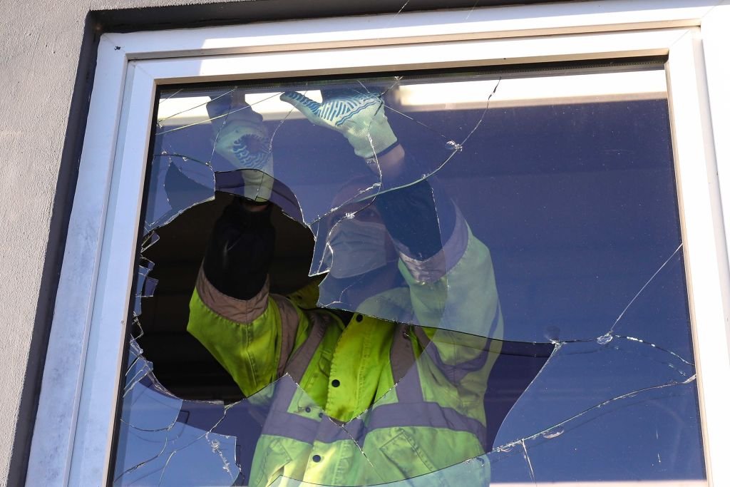 Un homme répare une fenêtre brisée. Photo : Getty Images
