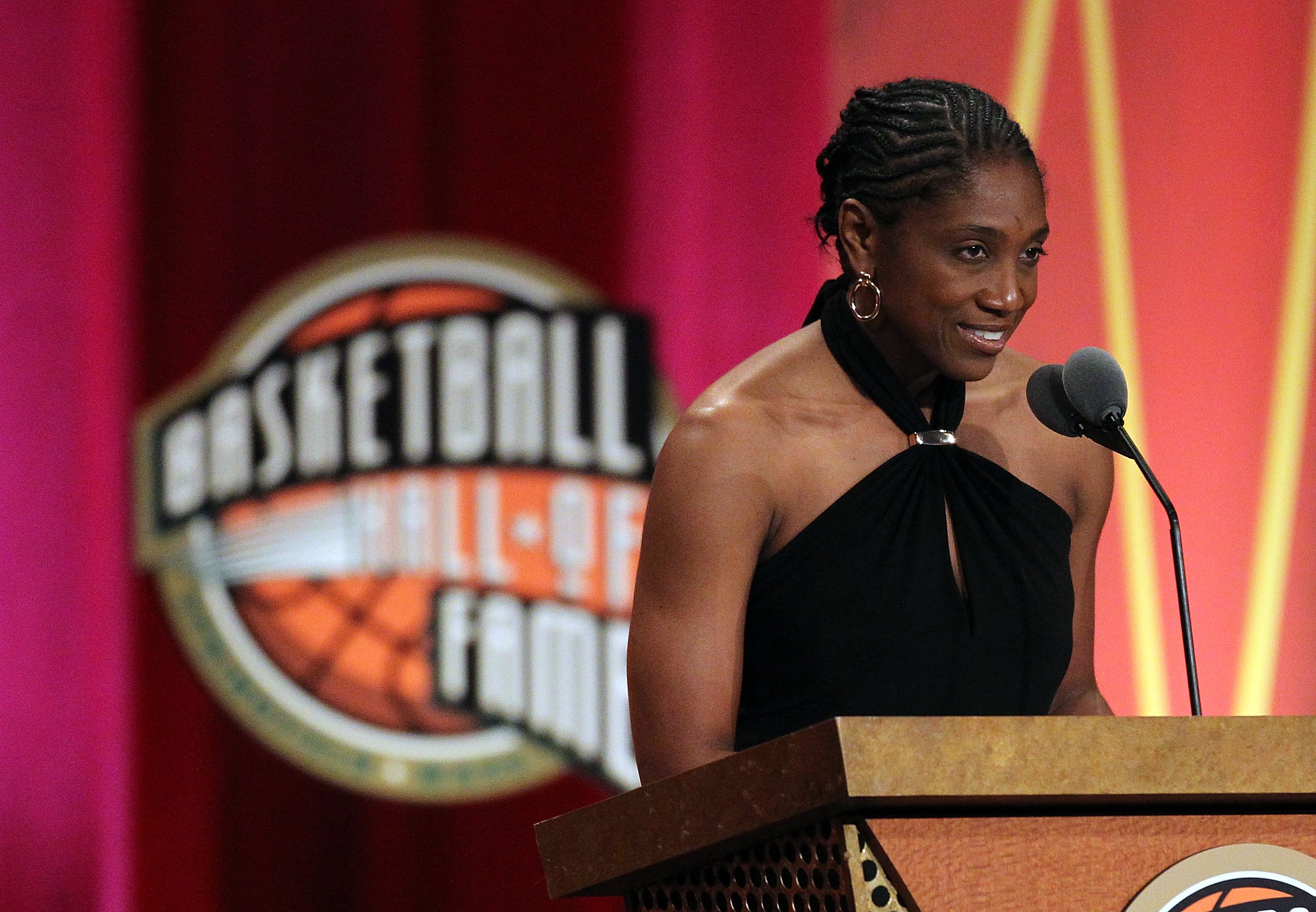 Teresa Edwards gestures as Hall of Fame Player Charles Barkley looks on during the Basketball Hall of Fame Enshrinement Ceremony at Symphony Hall on August 12, 2011 | Photo: Getty Images