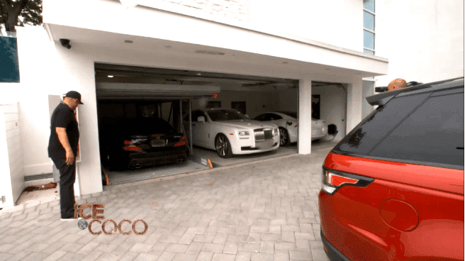 Coco Austin y el garaje de Ice-T en su mansión. | Foto: YouTube / Cocosworld