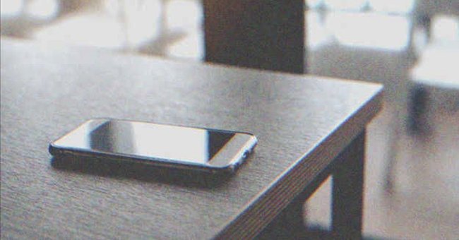 Un teléfono celular sobre una mesa. | Foto: Shutterstock