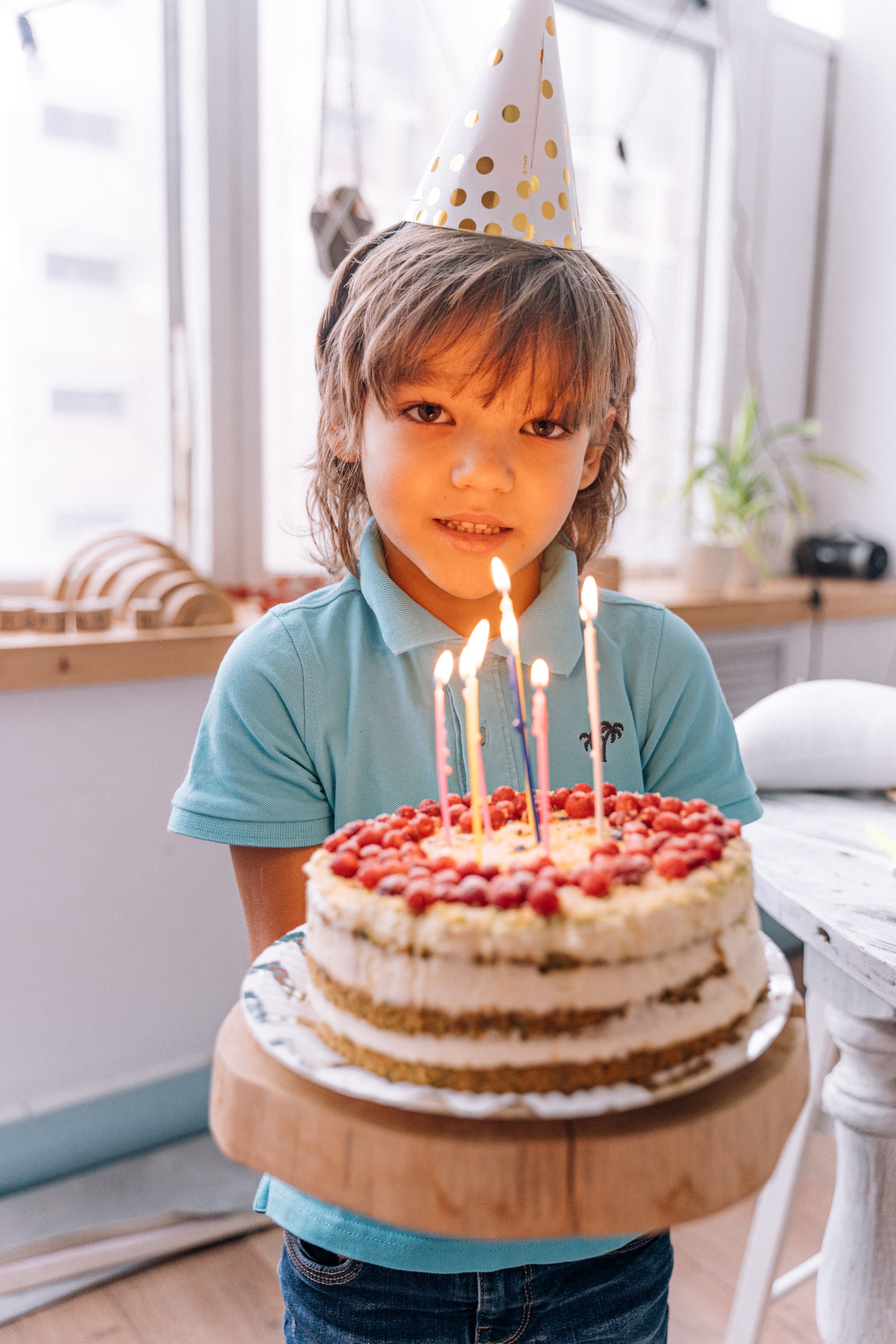 Emily hat Charley einen Kuchen zu seinem Geburtstag gebacken | Quelle: Pexels