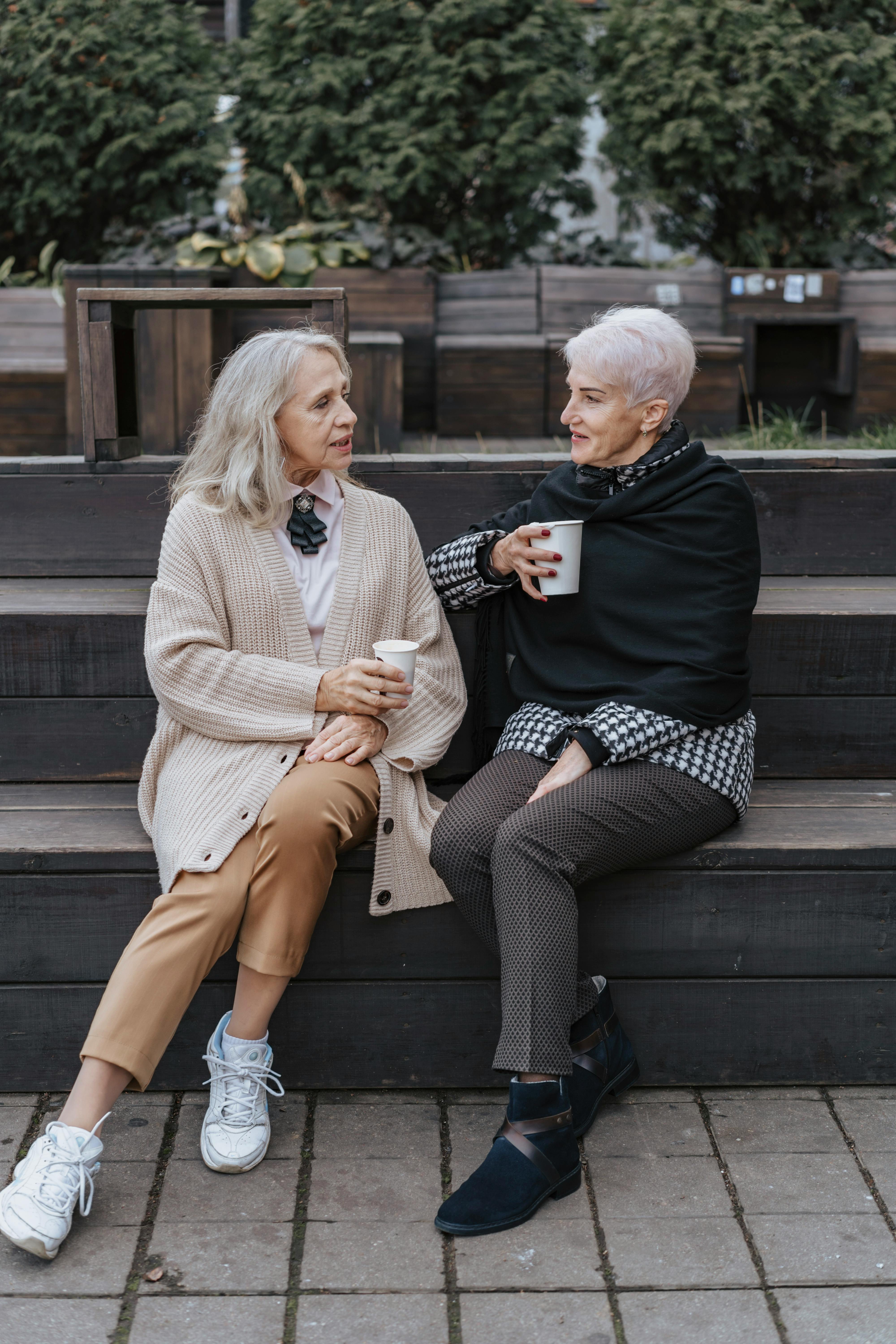 Two women conversation | Source: Pexels