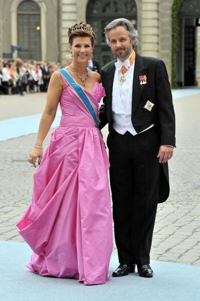  La Princesse Martha Louise de Norvège et son époux M. Ari Behn assistent au mariage de la Princesse héritière Victoria de Suède et de Daniel Westling à Stockholm, en Suède. | Photo : Getty Images