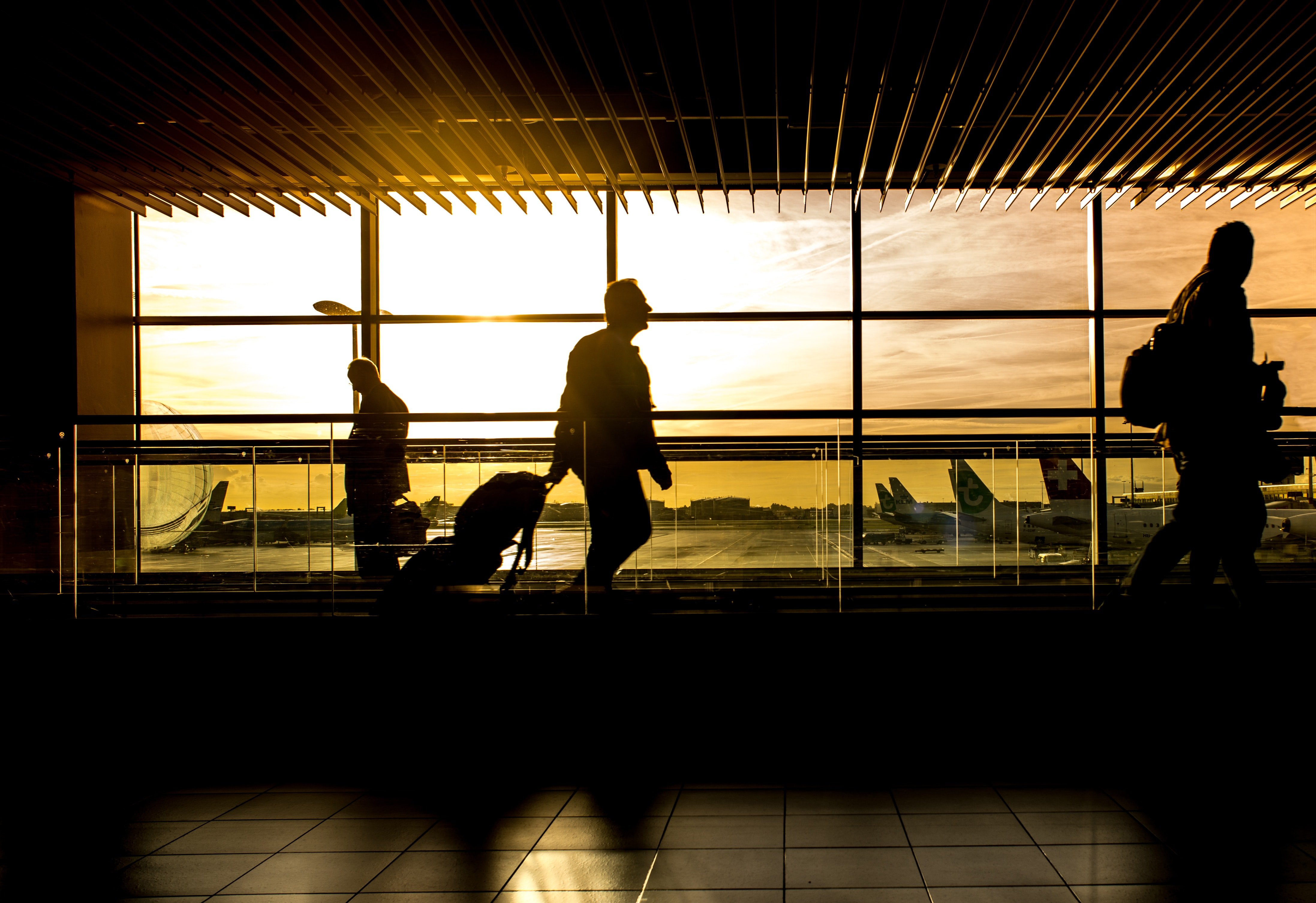 Varias personas se desplazan por las corredores de un aeropuerto. | Foto: Pexels