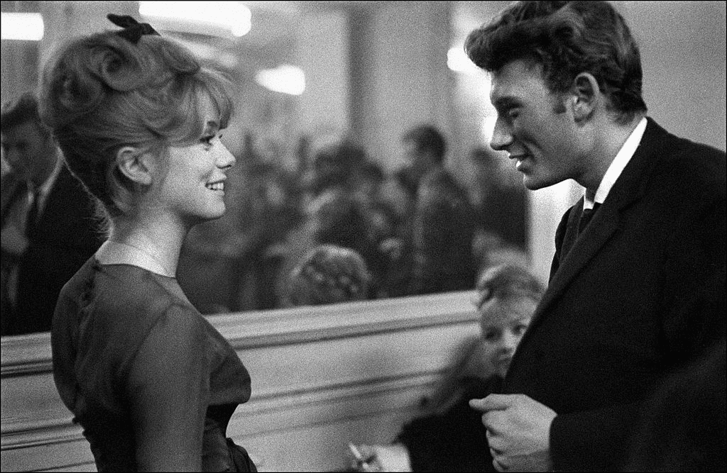 FRANCE - 1961 : Johnny Hallyday dans les années 60 en France - Catherine Deneuve et Johnny Hallyday dans "Les Parisiennes" en France, en novembre 1961. | Photo : Getty Images
