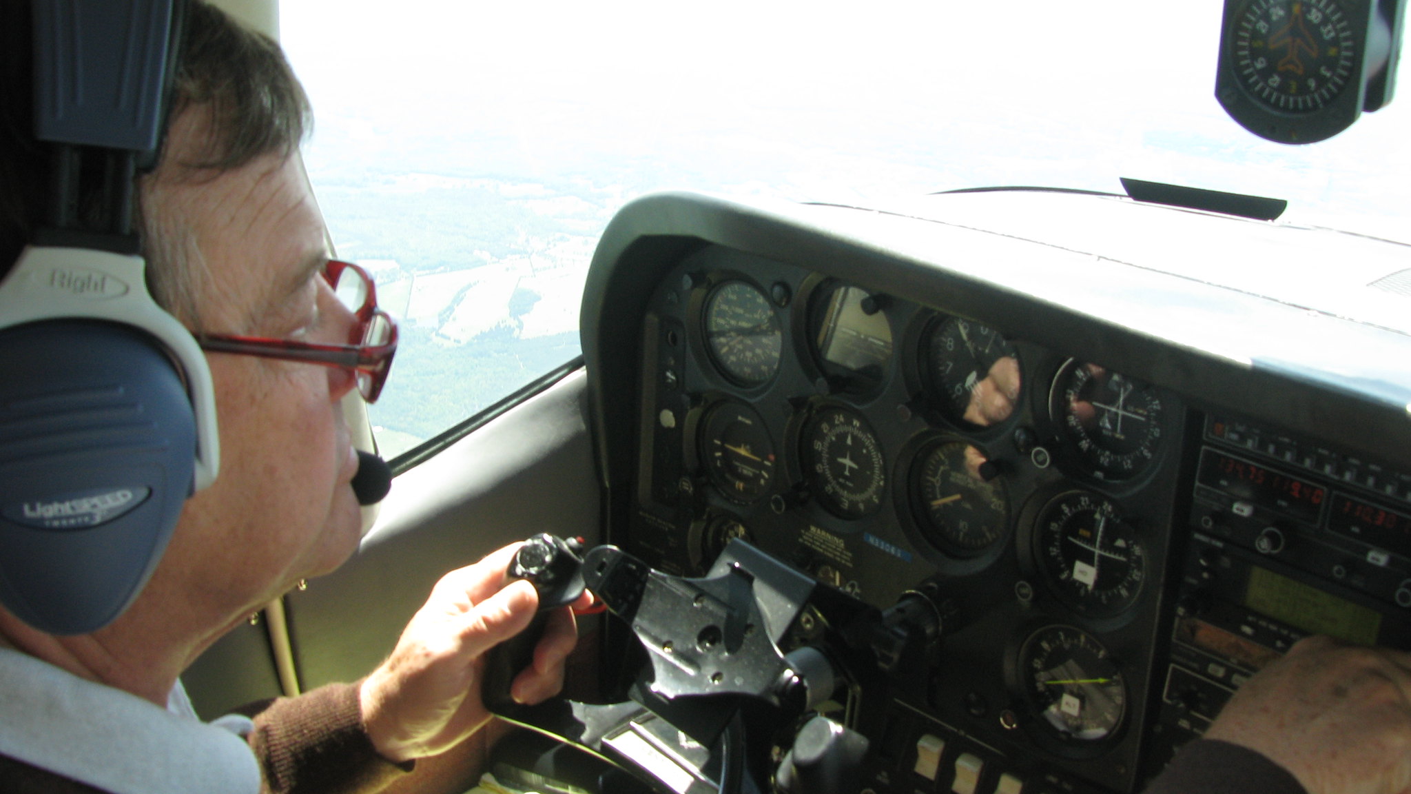 Un piloto pilotando un avión | Foto: flickr.com