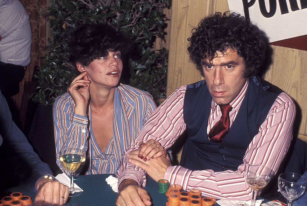 Elliott Gould and wife Jennifer Bogart at the "Sting" Trophy Poker Championship on May 25, 1977 | Photo: Getty Images