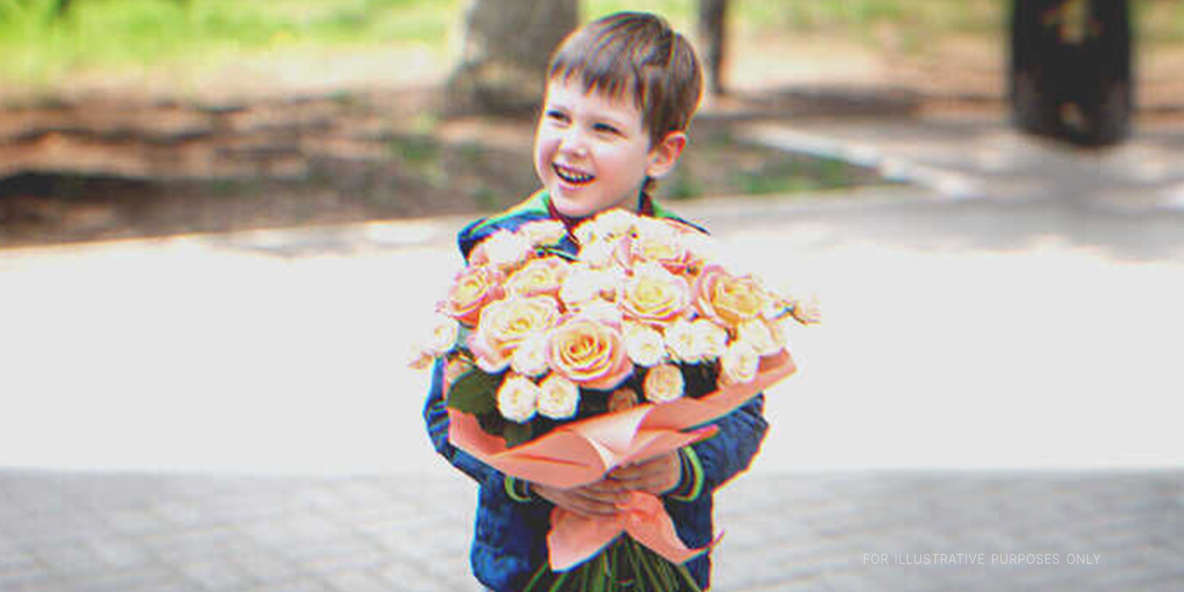 Un enfant portant un bouquet de fleurs | Photo : Shutterstock