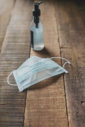 Image montrant un masque et un gel désinfectant. | Photo : Unsplash