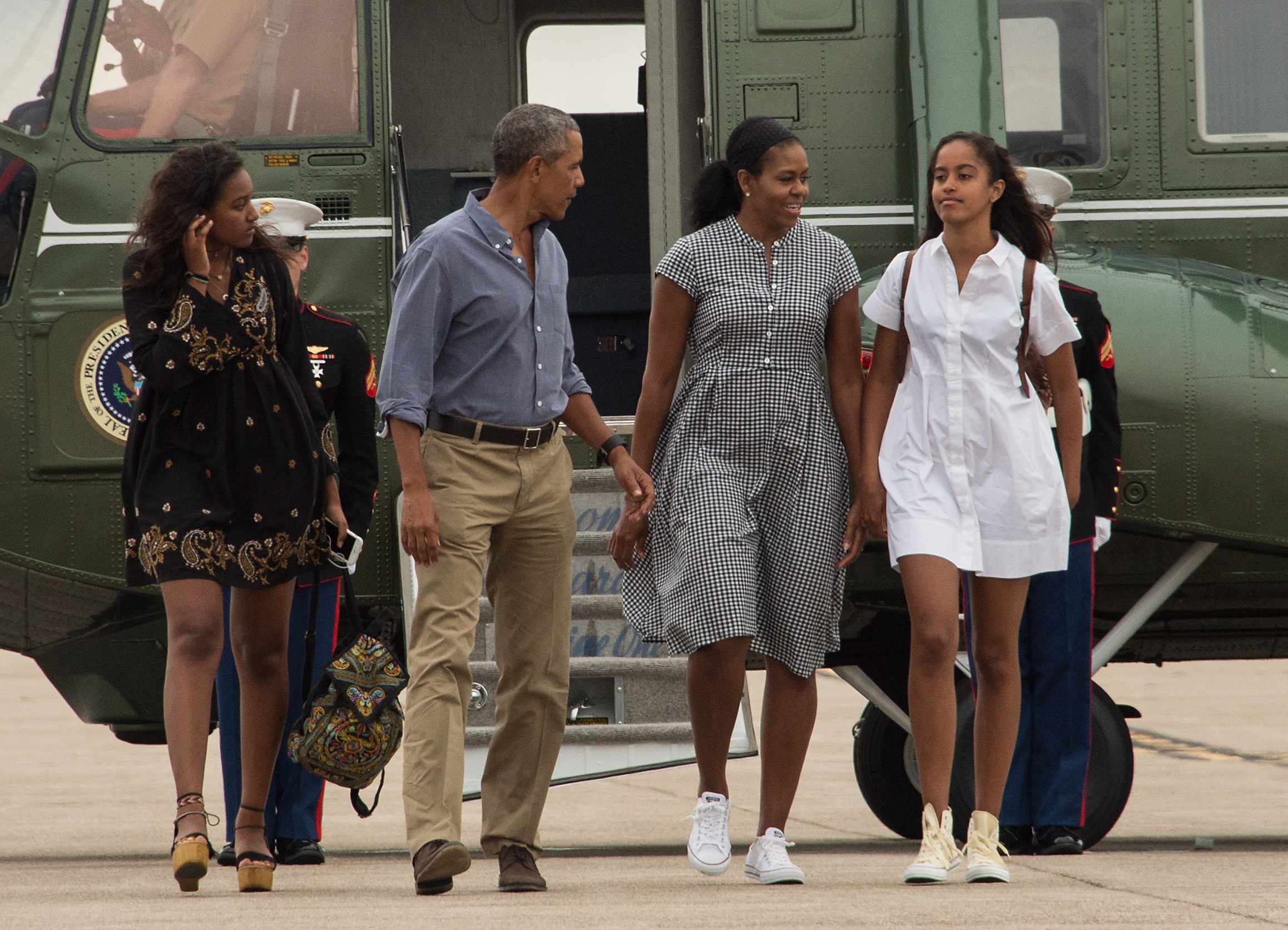Der ehemalige US-Präsident Barack Obama, First Lady Michelle Obama und die Töchter Malia und Sasha in Massachusetts am 21. August 2016. | Quelle: Getty Images