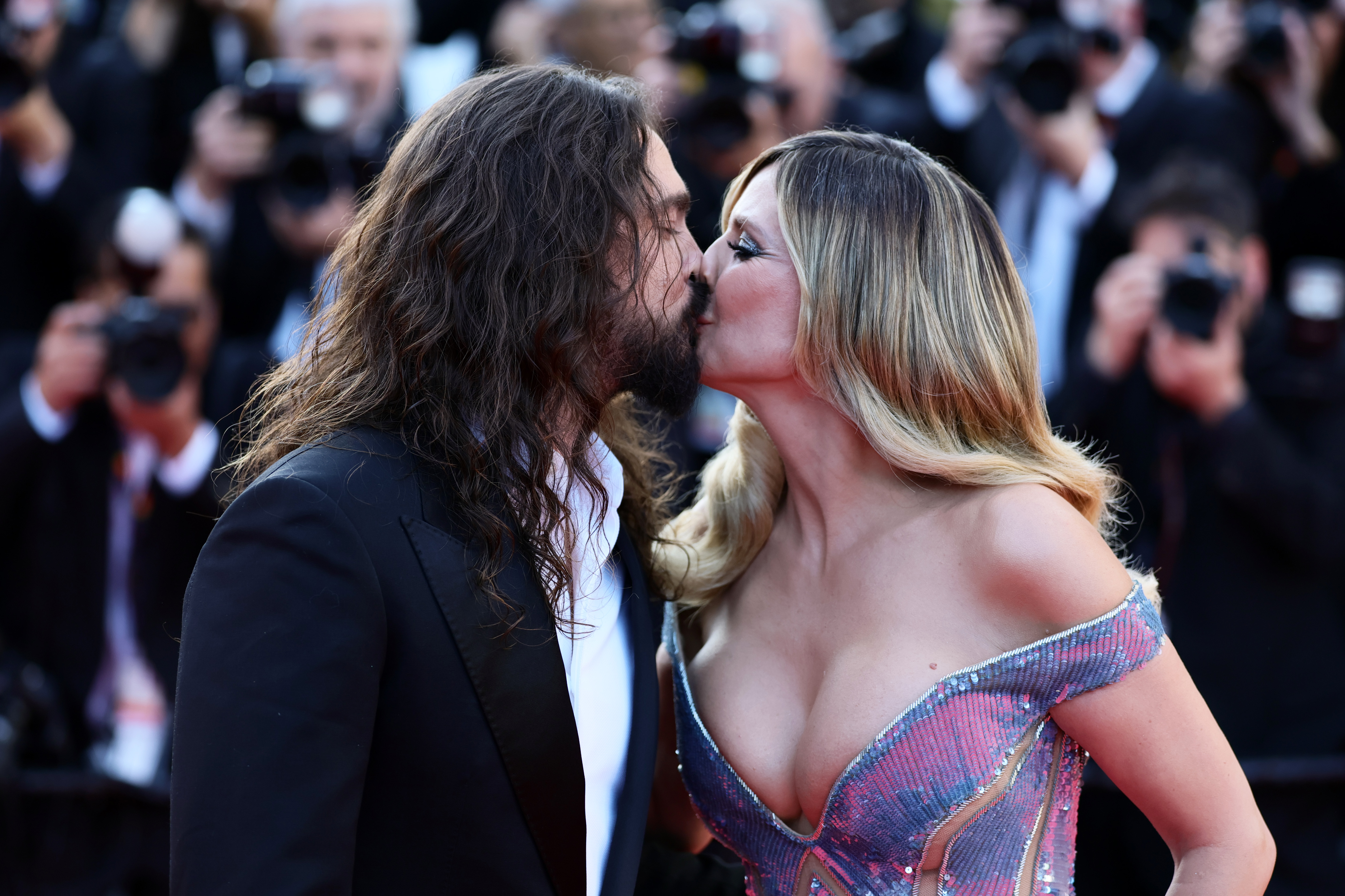 A wrap with a passionate kiss between the couple. Klum and Kaulitz are lost in each other despite the crowd of guests and photographers swirling around them.