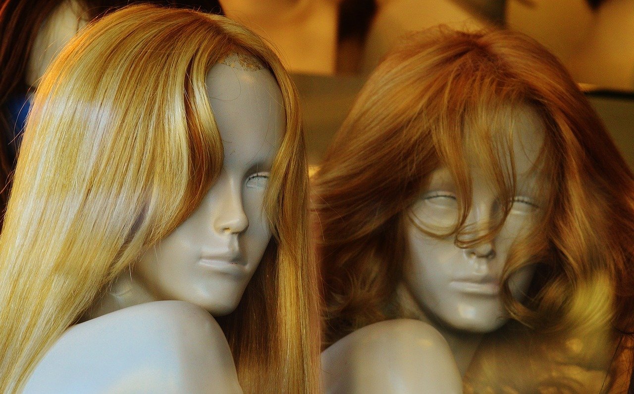 Wigs on mannequins | Photo: Pixabay
