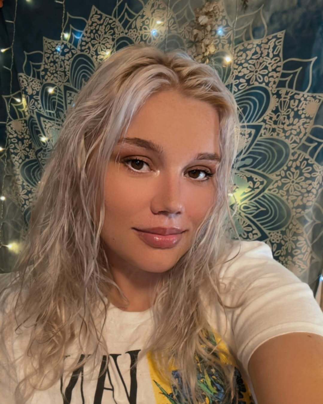 Whitney Purvis posing for a selfie in front of a patterned backdrop, dated April 29, 2024 | Source: Instagram/nurvispurvis_
